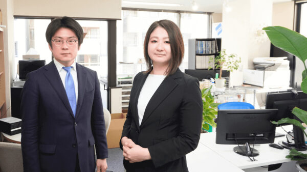 「Googleより調べやすい」 DXの進む成長事務所で、未経験スタッフの根拠探しと所長チェックが楽になった理由