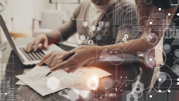 HRテックとは？市場拡大の背景と社労士界におよぼす影響・最新動向を紹介します